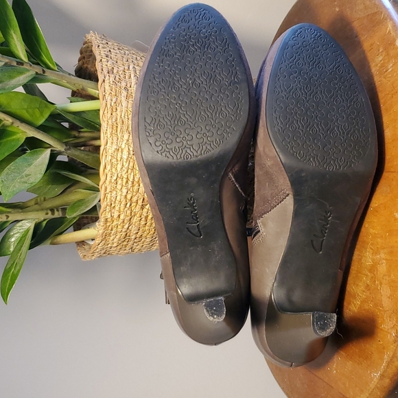 Clarks collection soft cushion booties size 7.5 womens chocolate brown suede - Picture 3 of 4